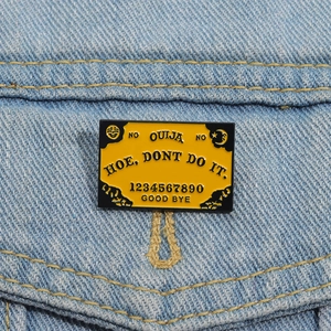 Pin's émaillé Ouija gothique avec symboles soleil lune et texte hoe dont do it