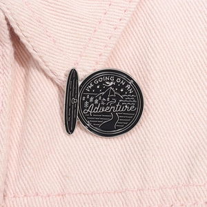 Badge émaillé thème aventure avec montagnes et dragon sur tissu en denim rose