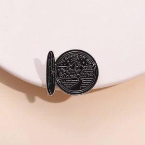 Broche en Émail Aventure Montagne Forêt Badge Alliage Extérieur Dragon Lettres Pour Unisexe Voyage Bijoux de Mode Cadeau