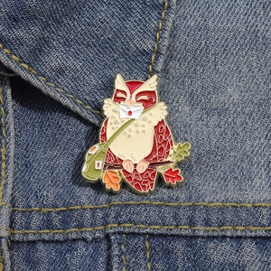 Broche en émail chouette dessin animé avec motif lettre sur fond denim