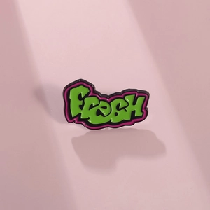 Grüne Fresh-Emaille-Anstecknadel im Graffiti-Stil, inspiriert von 80er-Jahre-TV-Shows