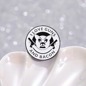 Spilla tonda in smalto con scritta I Love Guns and Bacon, testa di maiale e pistole