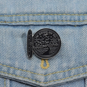 Pin's d'aventure en émail avec design de montagne et dragon sur veste en jean