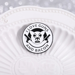 Spilla tonda in smalto con maiale I Love Guns and Bacon su un piatto di ceramica bianca