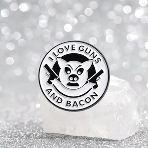 Spilla smaltata divertente con maiale cartoon, pistole e lo slogan I Love Guns and Bacon