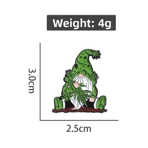 Détail d'un pin's en émail gnome avec chapeau feuille verte, taille 3,0 cm par 2,5 cm