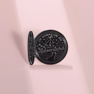 Épingle en émail sur le thème de l'aventure avec motif de tente et forêt sur badge rond