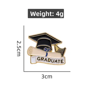 Spilla smaltata per laurea con tocco e pergamena, dimensioni 3x2,5 cm, stile elegante