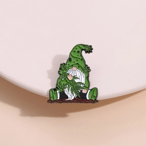 Broche en métal de nain de jardin avec chapeau en feuilles vertes et barbe blanche sur socle