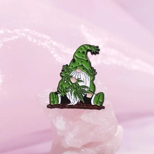 Épinglette émaillée gnome de jardin vert avec feuilles sur pierre de cristal rose