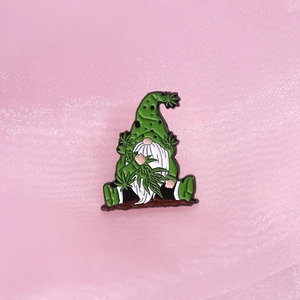 Épingle gnome en émail avec barbe blanche et chapeau bambou sur fond de satin rose