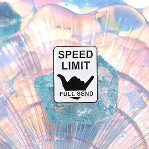 Spilla smaltata Speed Limit bianca e nera su pietre di cristallo blu