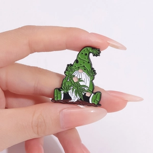 Broche épingle de gnome en émail vert tenant des feuilles décoratives pour vêtements