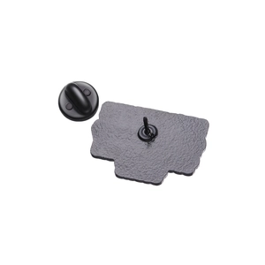 Makroansicht der Rückseite eines schwarzen Emaille-Pins mit strukturierter Oberfläche und Pin-Verschluss