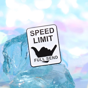 Spilla smaltata minimalista con scritte SPEED LIMIT e gesto della mano shaka