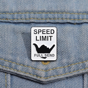 Broche émaillée minimaliste SPEED LIMIT avec signe shaka sur tissu en denim