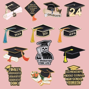 Spilla in Smalto per Laurea in Lega Tocco e Pergamena Motivo Floreale Classe Del 2024 2025 Gioielli Regalo Originali