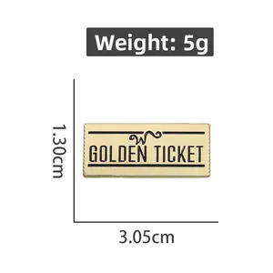 Vue détaillée du pin's émaillé Golden Ticket rectangulaire avec dimensions précises