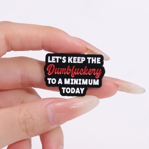 Lustiger schwarzer Emaille-Pin-Anstecker mit kreativer Typografie auf Metall für Kleidung