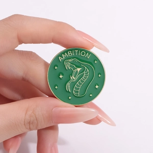 Spilla circolare in smalto verde e oro con serpente ed emblema testo Ambition