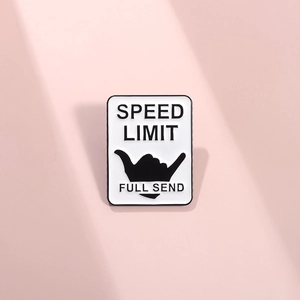 Spilla smaltata SPEED LIMIT minimalista con gesto Shaka su sfondo rosa cipria
