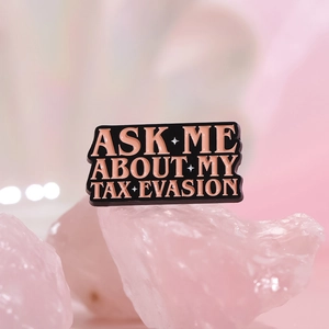Insigne en émail noir amusant avec texte rose Ask Me About My Tax Evasion en relief