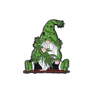 Badge en émail de nain de jardin avec feuille de cannabis et finitions en alliage