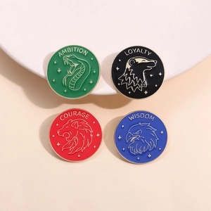 Set di 4 spille tonde in smalto con animali e tratti in finitura oro vintage