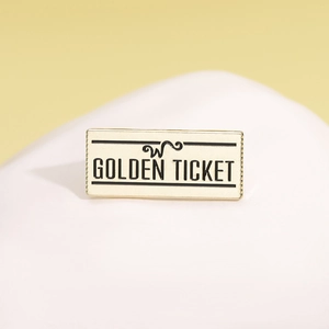 Broche Ticket d'Or en métal doré avec lettrage noir et détails de vagues rétro élégants