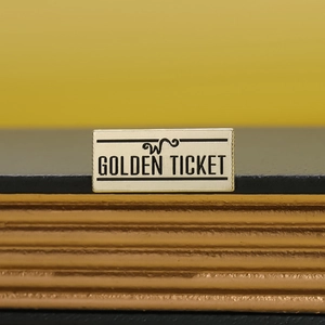 Broche en métal ticket d'or avec bords géométriques et lettrage gravé élégant