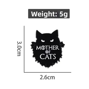 Détail du pin's noir en émail Mother of Cats montrant les dimensions 3,0 cm x 2,6 cm