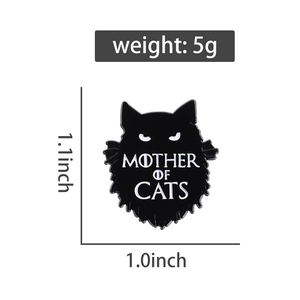 Détail macro de la broche loup en émail noir avec texte et dimensions du produit