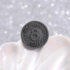 Distintivo retrò in metallo con numero 8 e scritta 'It's great to be 8' su conchiglia