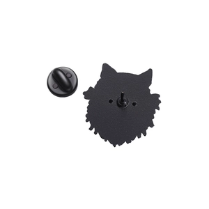 Vue détaillée du dos d'un pin's chat noir avec son épingle et son fermoir en caoutchouc