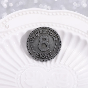 Distintivo medaglia in metallo argento vintage con il numero 8 e finitura industriale