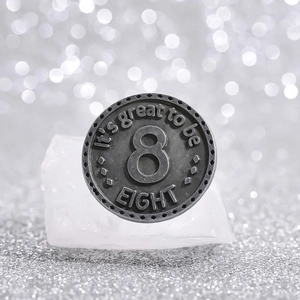 Spilla rotonda retrò in metallo argento con rilievo numero 8 e incisione decorativa