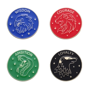 Set di quattro spille smaltate dell'accademia di magia con emblemi di aquila, leone, serpente e tasso