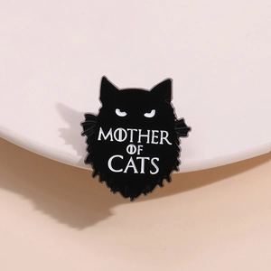 Broche en émail chat noir de dessin animé avec lettrage Mother of Cats en métal