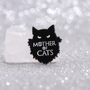 Broche chat noir en émail avec lettrage Mother of Cats sur fond pailleté argenté