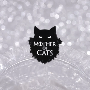 Broche en émail chat noir avec lettrage Mother of Cats et design gothique créatif