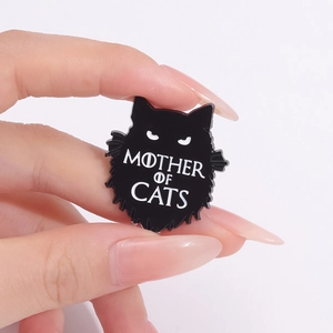 Broche en émail noire Mother of Cats tenue en main avec un design de chat amusant