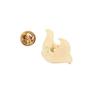 Detailansicht der Rückseite einer goldenen Flammenbrosche mit Butterfly-Verschluss aus Metall