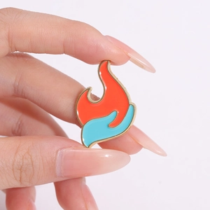 Emaillierte Flammen-Anstecknadel mit orange-blauen Farben und Goldrand-Details