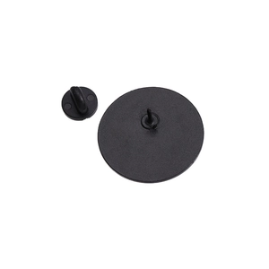 Detaillierte Rückansicht eines schwarzen Metall-Pins mit Gummiverschluss und Matt-Finish