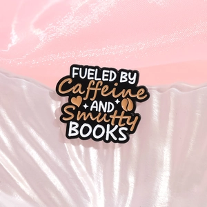 Broche en émail noir avec texte FUELED BY Caffeine AND Smutty BOOKS et motifs de cœur