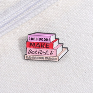 Broche en émail créative en forme de pile de livres avec slogans sur toile blanche