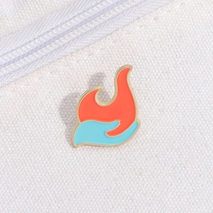 Detail der minimalistischen Emaille-Anstecknadel mit blauem und orangefarbenem Lack-Finish