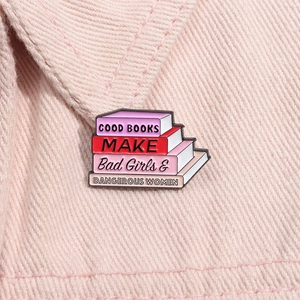 Détail du pin's livre rose sur tissu avec un design de texte inspirant 'GOOD BOOKS'