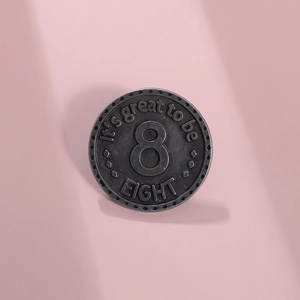 Spilla Rotonda in Lega Vintage Numero 8 Lettera Distintivo Celebrazione Anniversario Regalo di Compleanno Argento Antico Metallico