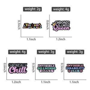 Tableau des tailles pour 5 broches émaillées avec citations en rose et violet et poids